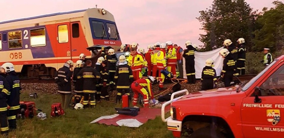 Einsatzkräfte nach schwerem Crash am Unfallort.