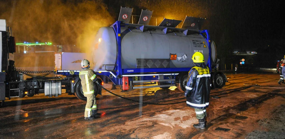 Gefahrenstoff ist auf der A13 Brennerautobahn ausgelaufen.