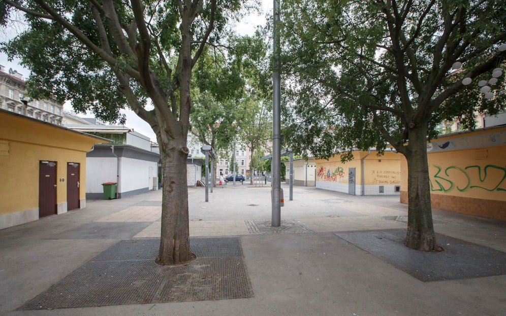 Immer mehr Marktstandler sperren am Volkertmarkt zu.