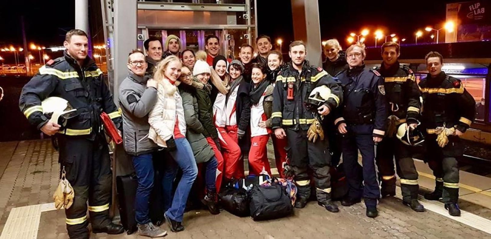 Die Feuerwehr Schwechat befreite 16 Tänzer aus dem Lift. 