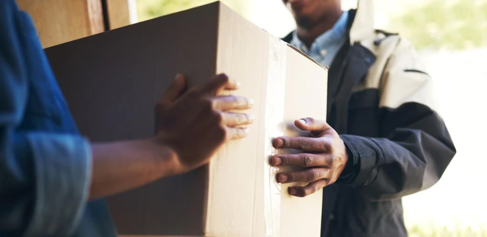 Drei Frauen wurden in Tirol von einem Paketzusteller belästigt.