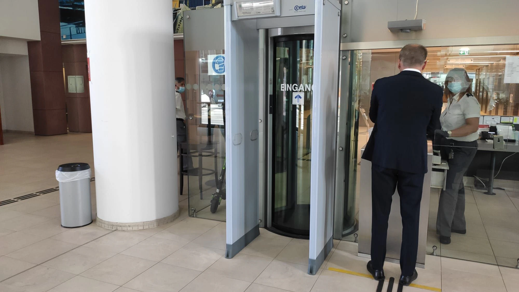 Armin Wolf bei der Sicherheitskontrolle vor Gericht.