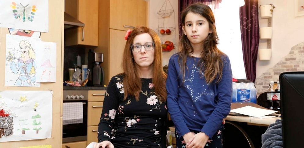 Das Warten auf's Pflegegeld wird zur nervlichen Belastung für Tanja K. (35) und ihre Tochter (10).