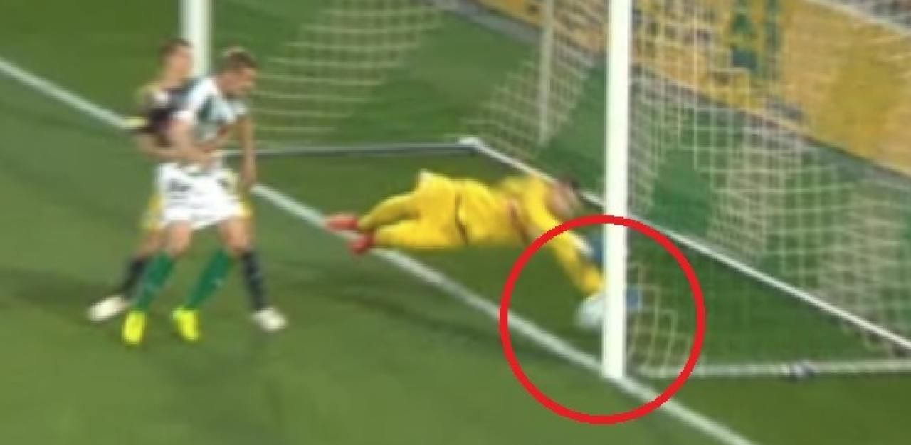 Heute.at - Schiri-Fehler! Hier ist der Ball klar hinter der Linie