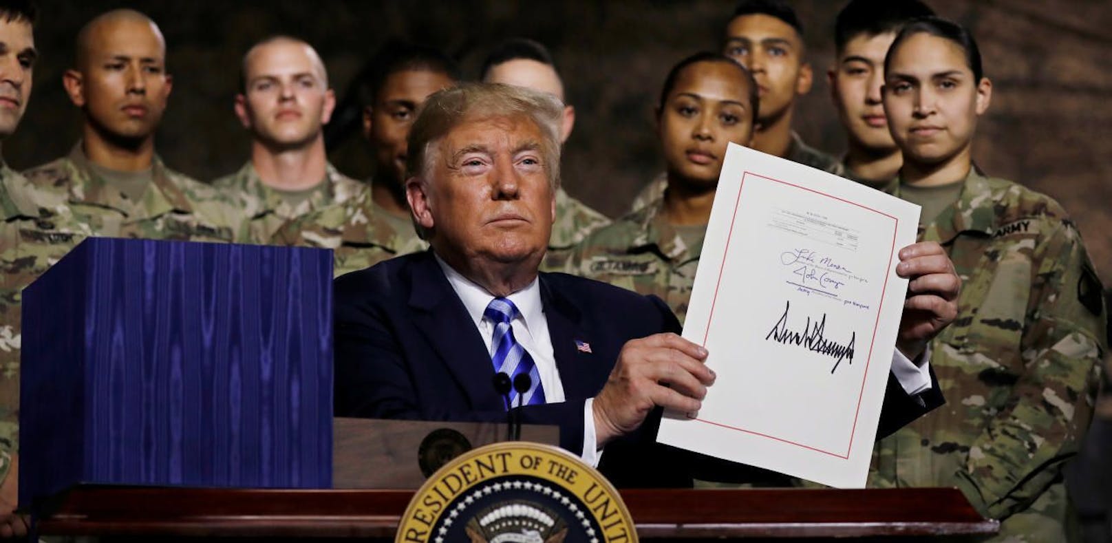 Trump bei der Unterzeichnung des Verteidigungshaushalts.