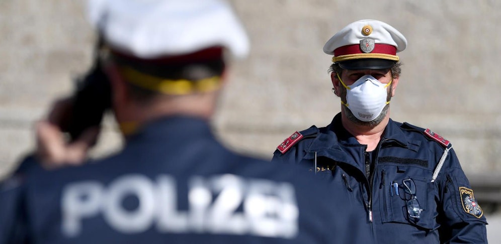 Polizisten mit Mund- und Nasenschutz auf Streife. Gegen die Verdächtige wird weiter ermittelt. (Symbolbild)