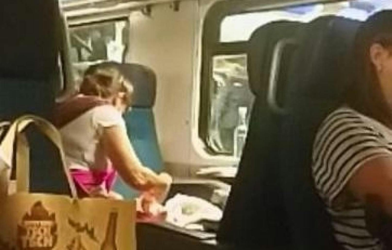 In einem Viererabteil des Intercity von Bern nach Zürich wickelte eine Frau am Montagabend ihr Baby.