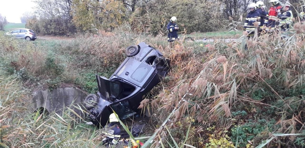Das Auto landete senkrecht im Auffangbecken.