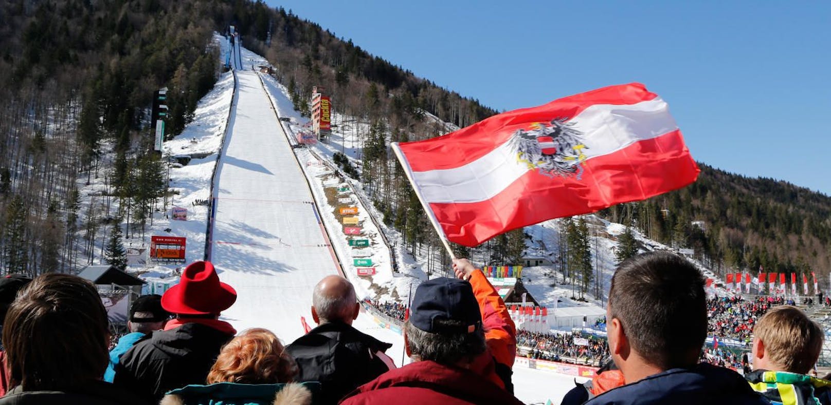 Die Verbreitung des Coronavirus lässt jetzt auch die Skiflug-WM im slowenischen Planica wackeln. 