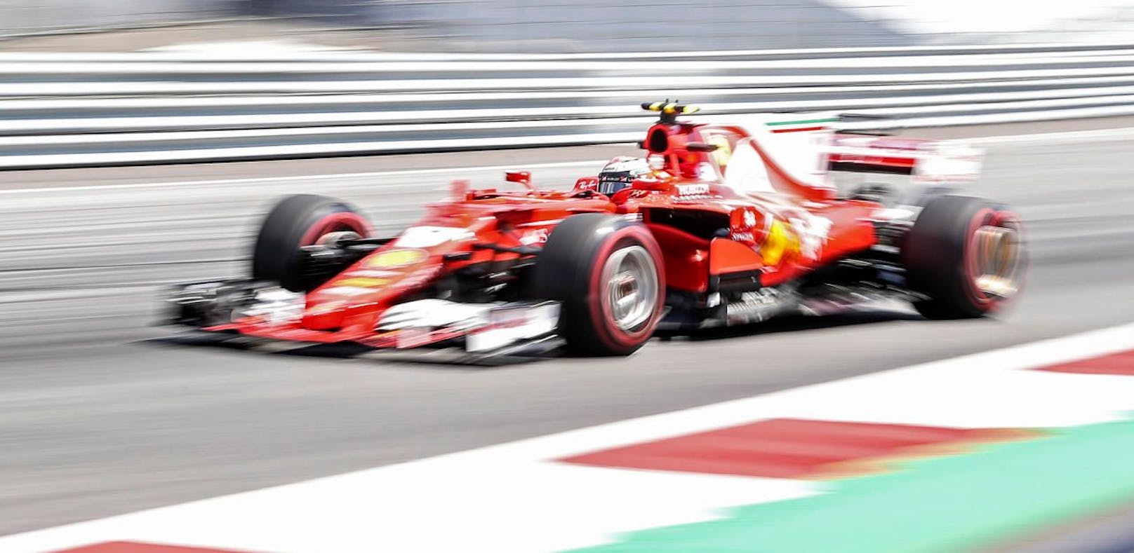 Vettel holt Runden-Rekord, Hamilton fliegt ab