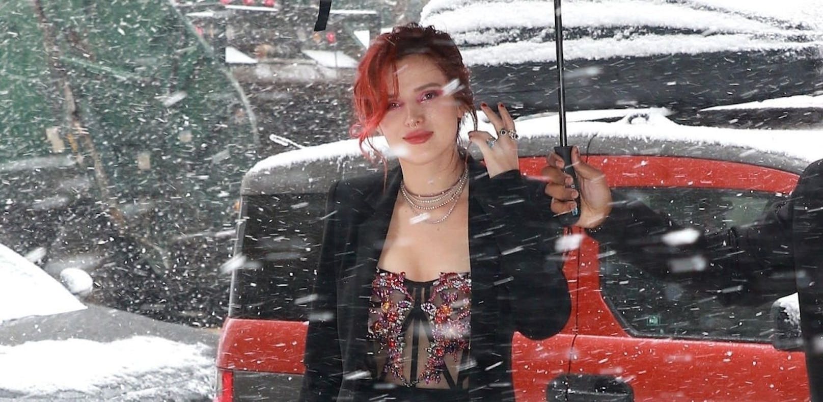 Bella Thorne trotzt leicht bekleidet einem Blizzard