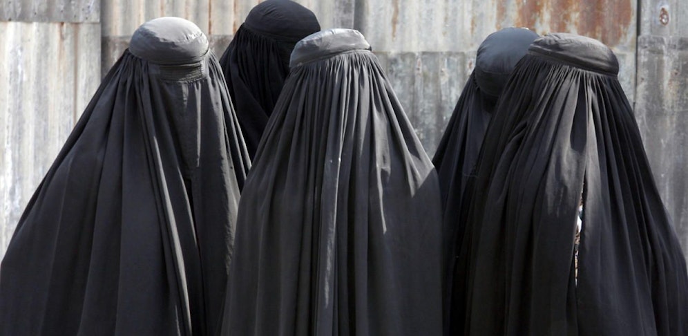 Junge Österreicher stören verschleierte Frauen