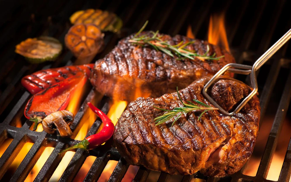 Rauchiger Geschmack vom Holzkohlegrill? Nein, der Räuchergeschmack kommt nicht von der Holzkohle.