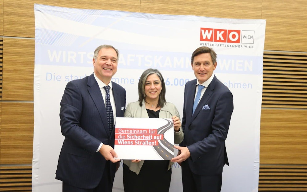 Die Stadt Wien will die Umrüstung von LKW mit Abbiegeassistenten mit einer Million Euro fördern  wenn der Bund zuerst eine Förderung beschließt. (v.li.: WKW-Präsident Walter Ruck, Verkehrsstadträtin Maria Vassilakou und Finanzstadtrat Peter Hanke).