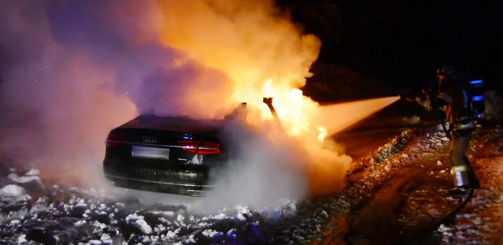 Der Audi A8 wurde ein Raub der Flammen.