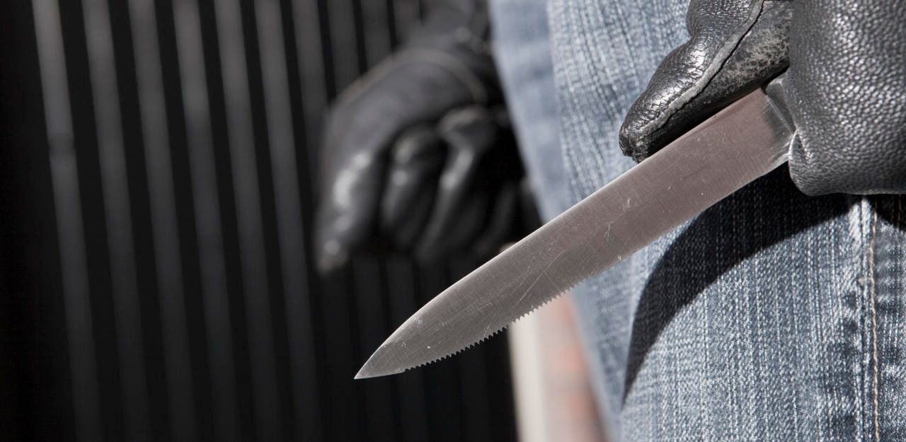 Der 22-Jährige bedrohte den Mann mit dem Messer. Dann flüchtete er u.a. mit seinem Handy und Bargeld.