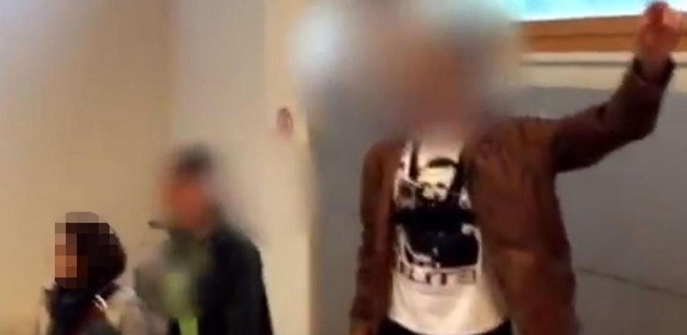 Die als rechtsextrem eingestuften "Identitären" gröhlten rechte Parolen, einer attackierte den Uni-Rektor.
