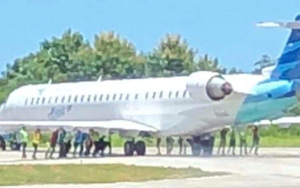 Alle mit anpacken! Weil der Pilot in Indonesien die Ausfahrt verpasste, mussten Airport-Angestellte ganz tapfer sein. Und den Jet schieben!