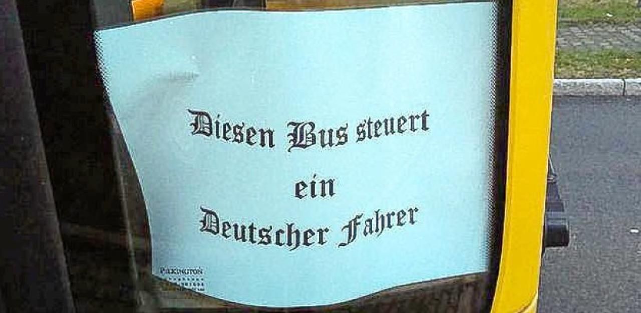Heute.at - Deutscher Busfahrer sorgt mit Schild für Eklat