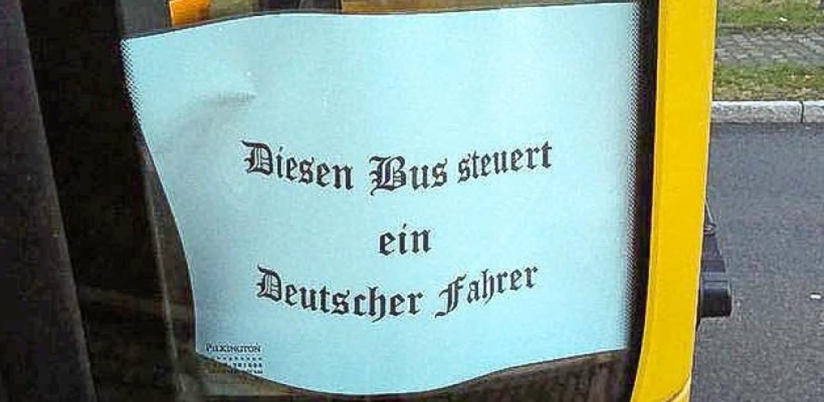 "Deutscher Busfahrer" sorgt mit Schild für Eklat