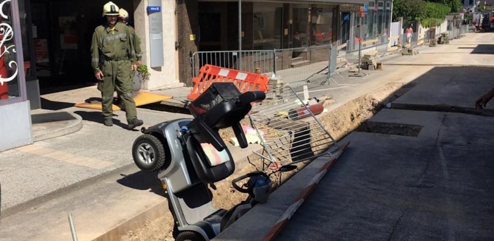 Mann stürzte mit E-Mobil in Künette. 