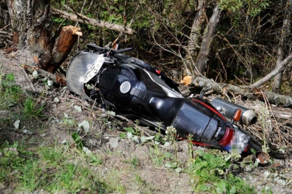 Ein 45Jähriger Deutscher prallte gegen einen Baumstamm und erlag seinen Verletzungen noch am Unfallort