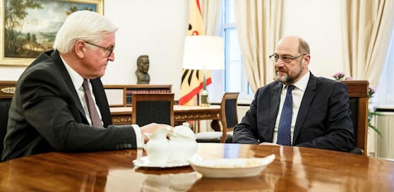 Ins Gewissen geredet: Bundespräsident Frank-Walter Steinmeier (links) im Gespräch mit dem SPD-Vorsitzenden Martin Schulz (rechts)