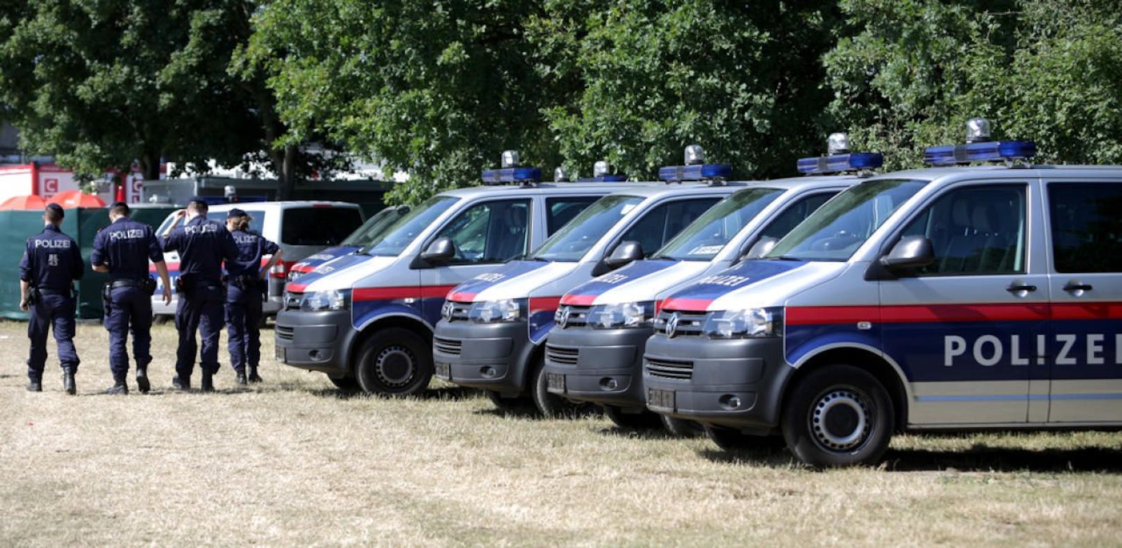 Polizei und Stadt kontrollieren gemeinsam auf der Donauinsel. 