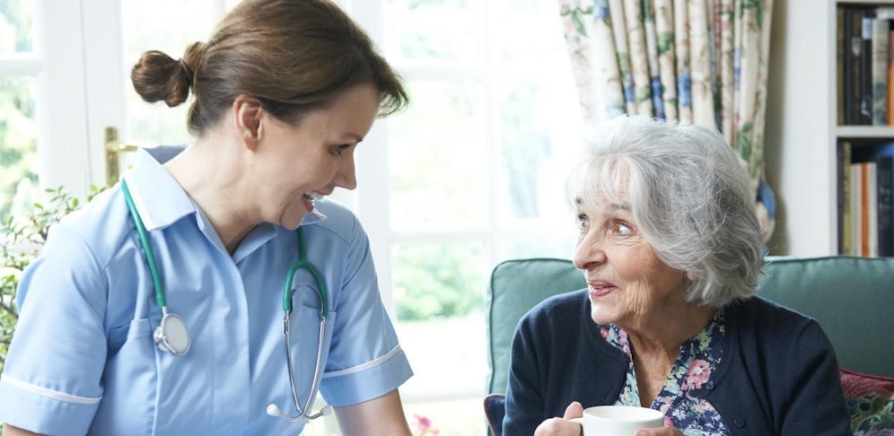 Alle jene 24-Stunden-Betreuerinnen, die ihren Dienst um zumindest vier Wochen verlängern, bekommen nun von der Stadt Wien und der Wiener Wirtschaftskammer eine einmalige Sonderprämie von 500 Euro ausbezahlt. 