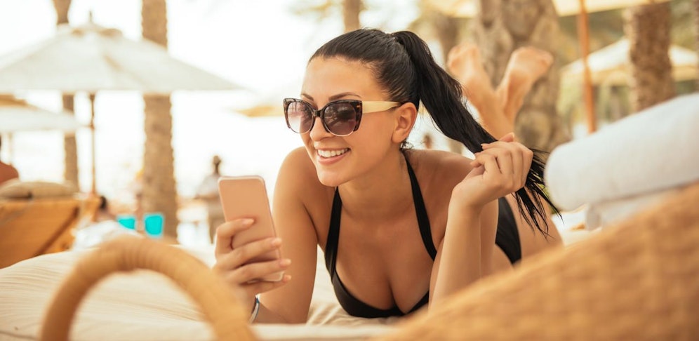 Smartphone und Social Media am Strand? Für die Mehrheit der Österreicher nicht anders denkbar.