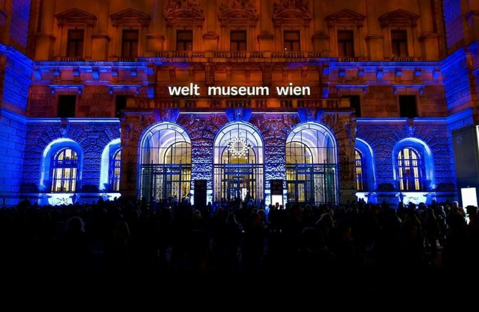 Das Weltmuseum am Heldenplatz wird am Mittwochabend beleuchtet.