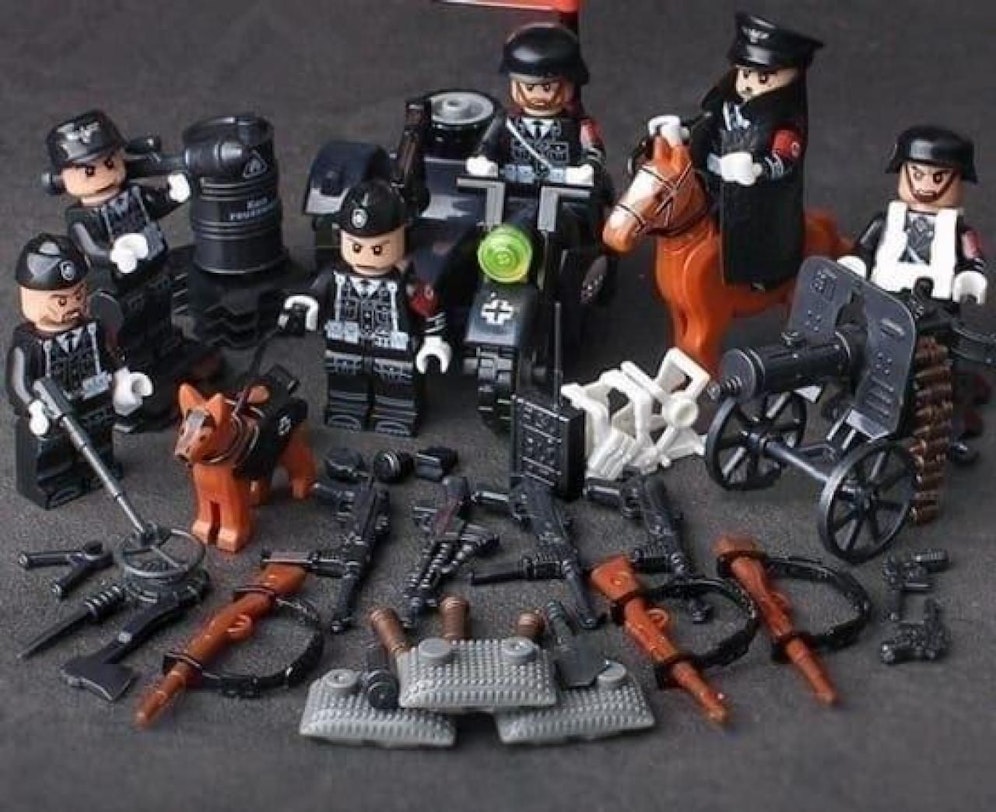 Beim Set "deutsche Soldaten" tragen einige Figuren eine schwarze Mütze und einen langen schwarzen Mantel, was stark an eine SS-Uniform erinnert. Ebenso haben alle eine rote Armbinde am linken Arm.