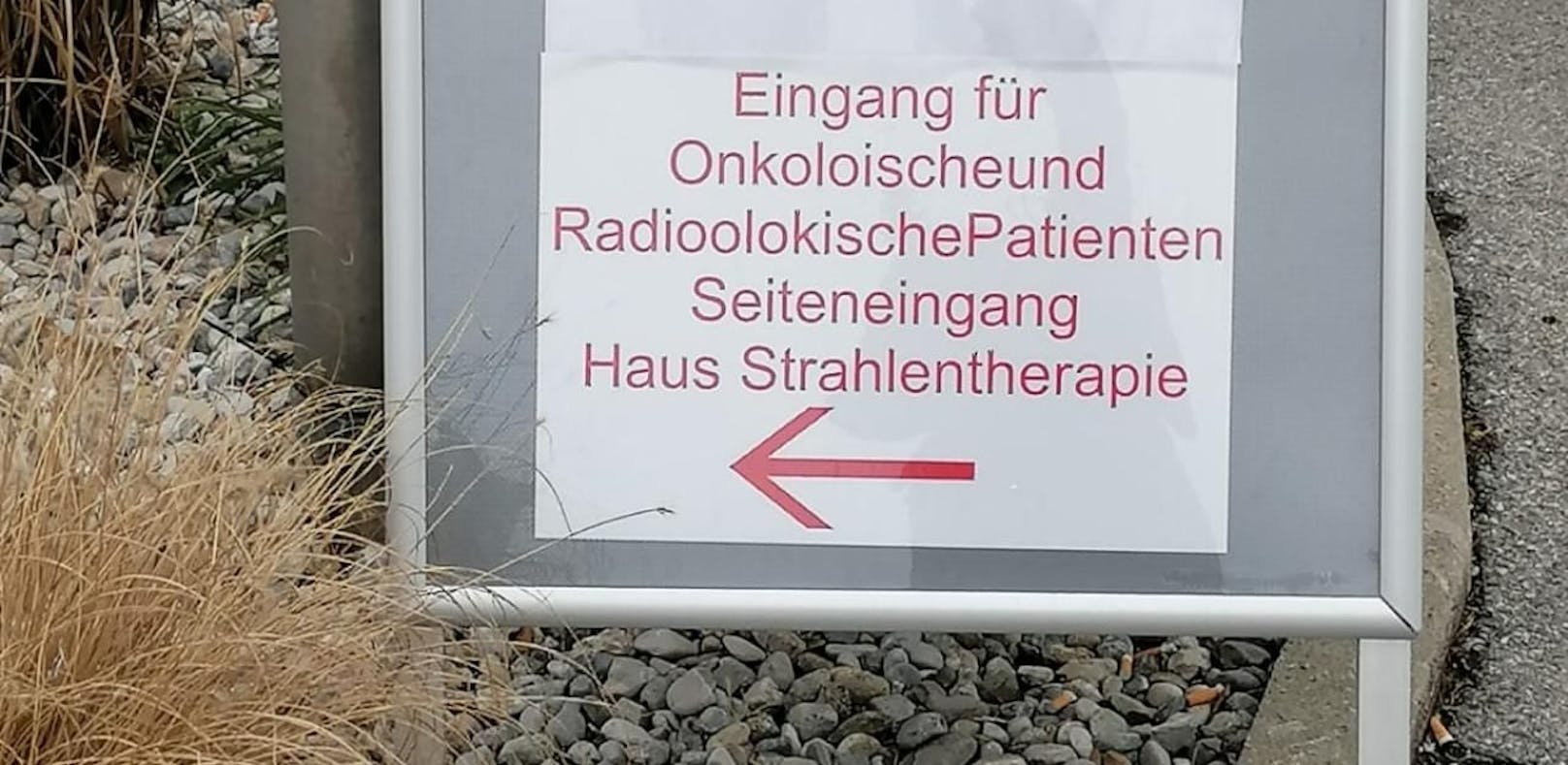 Ups - Schild vor Wr. Neustädter Spital.