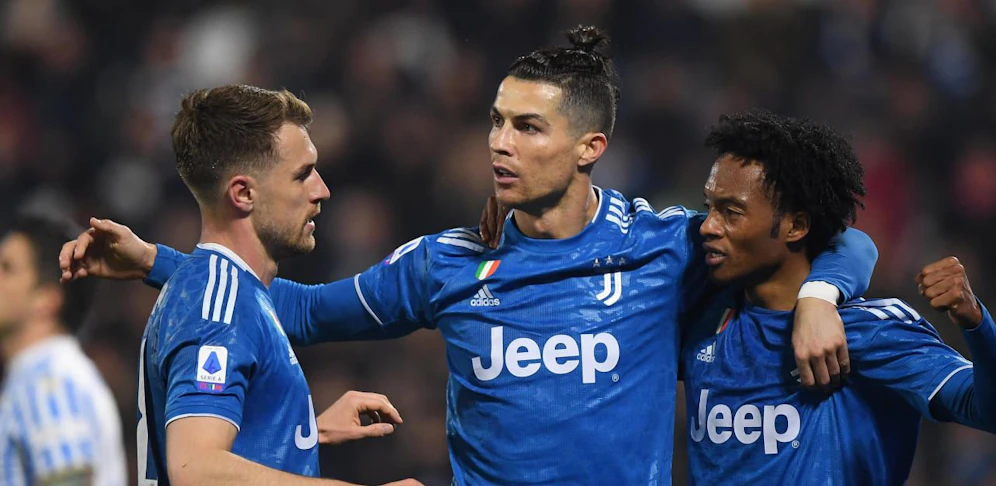 Cristiano Ronaldo mit seinen Juve-Kollegen Aaron Ramsey und Juan Cuadrado - in Zeiten, als Abstand halten noch nicht Pflicht war. 