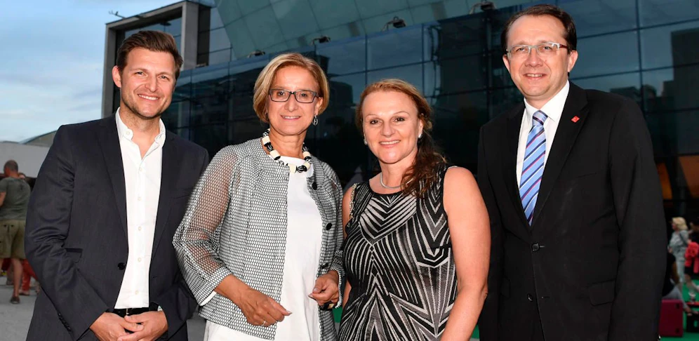 Freuen sich über 20 Jahre Festspielhaus St. Pölten: Geschäftsführer Thomas Gludovatz, Landeshauptfrau Johanna Mikl-Leitner, die künstlerische Leiterin Brigitte Fürle und St. Pöltens Bürgermeister Matthias Stadler. 