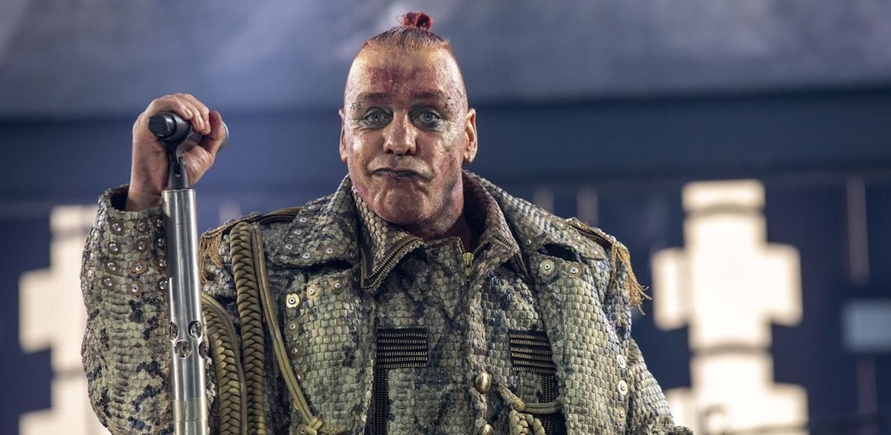 Till Lindemann steht nach wie vor im Zentrum des Rammstein-Skandals.