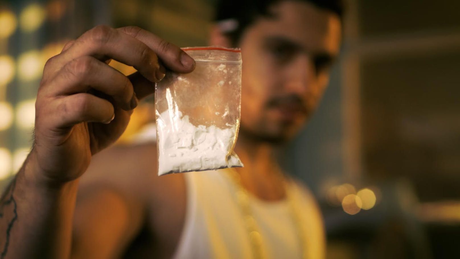 Ein Drogenhändler hält ein Sackerl voller Kokain. Symbolfoto