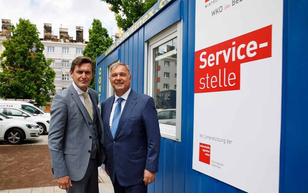 Wirtschaftsstadtrat Peter Hanke (SPÖ) und der Präsident der Wirtschaftskammer Wien Walter Ruck (v.li.) greifen Unternehmer unter die Arme, die direkt vom verheerenden Großbrand in Simmering betroffen sind.