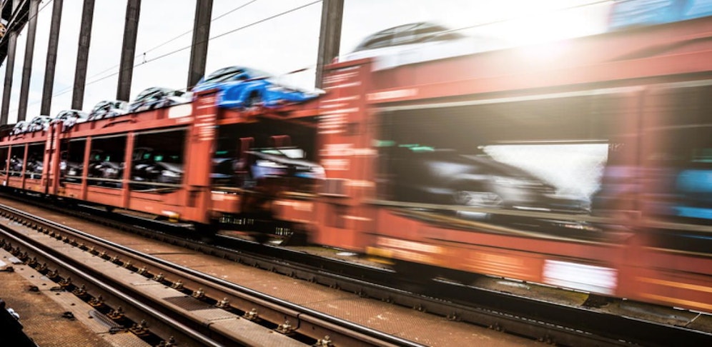 Zugdrama: Buggy von Sog eines Güterzuges erfasst - Baby tot