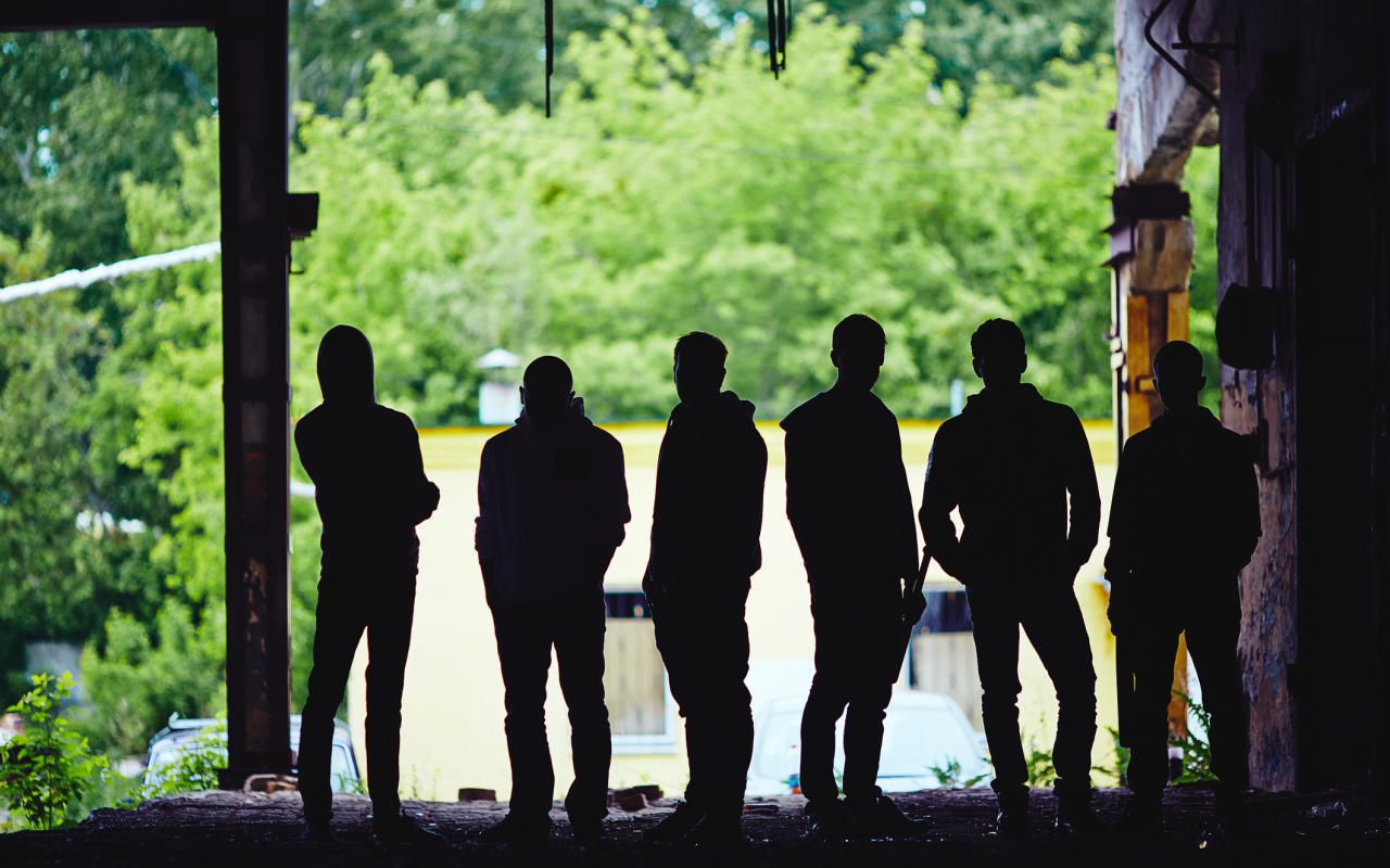 Die Jugendbande soll die Frau vergewaltigt und erpresst haben (Symbolfoto)