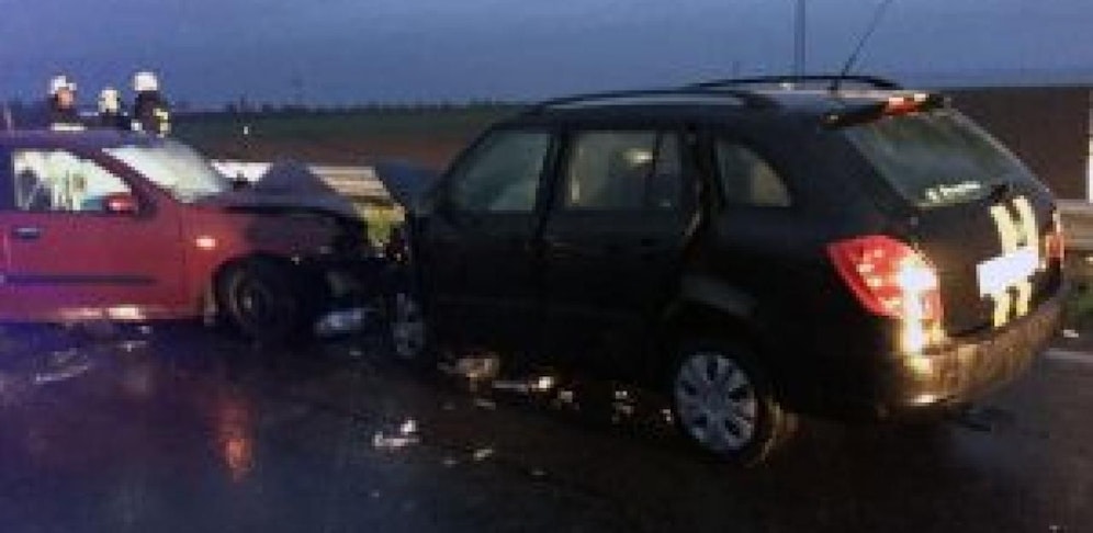 Die beiden Pkw krachten frontal ineinander. Drei Personen wurden verletzt.