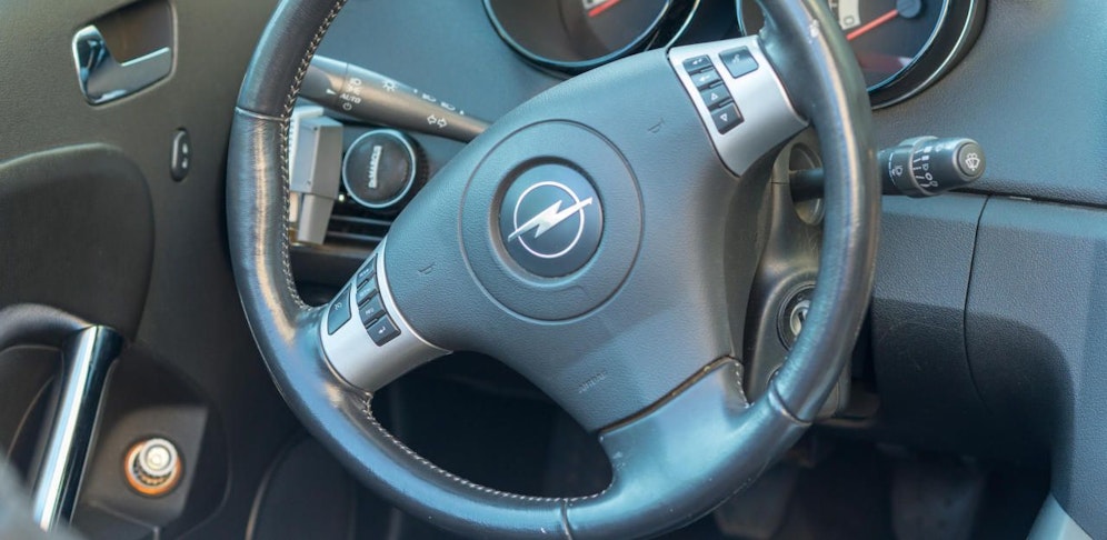 Symbolfoto eine Opel-Lenkrads.