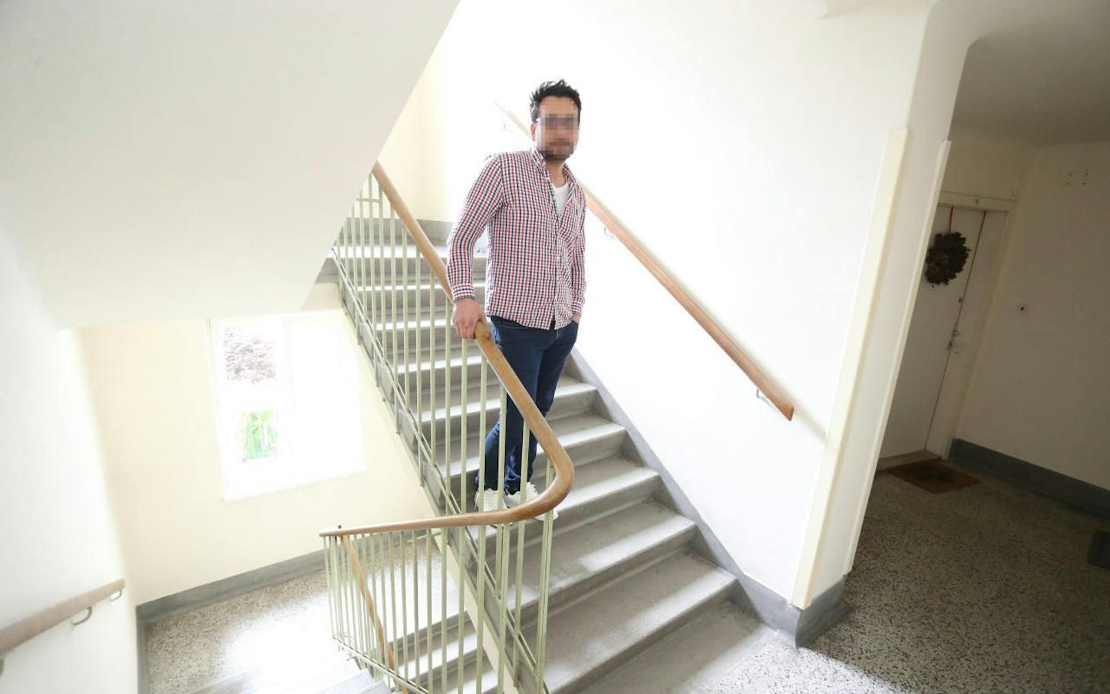 Für Epileptiker Hasan H. (38) stellen Stiegen eine zusätzliche Gefahr dar. Nun bat er Wiener Wohnen um eine Wohnung mit Lift oder im Erdgeschoss. Doch weil er die Anforderungen nicht erfüllt, heißt es hoffen auf die Wohnungskommission. 