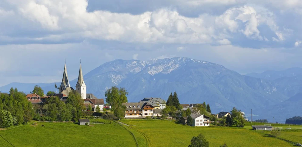 Das deutsche Urlauberpaar wurde auf der Petzen (hinten im Bild) tot gefunden