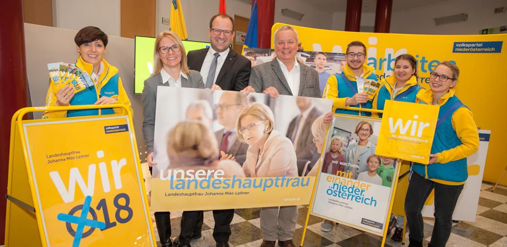 Ebner (3. von links) bei der Präsentation.