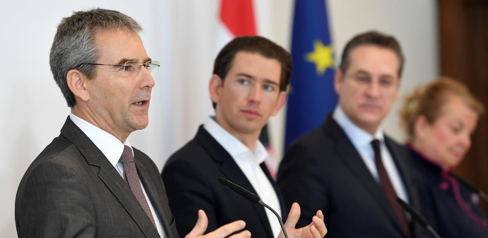 Finanzminister Hartwig Löger (ÖVP) erklärt: "Das ist eine Steuerentlastung mit Hausverstand, weil sie nicht durch neue Schulden und neue Steuern, sondern durch Sparen im System finanziert wird."