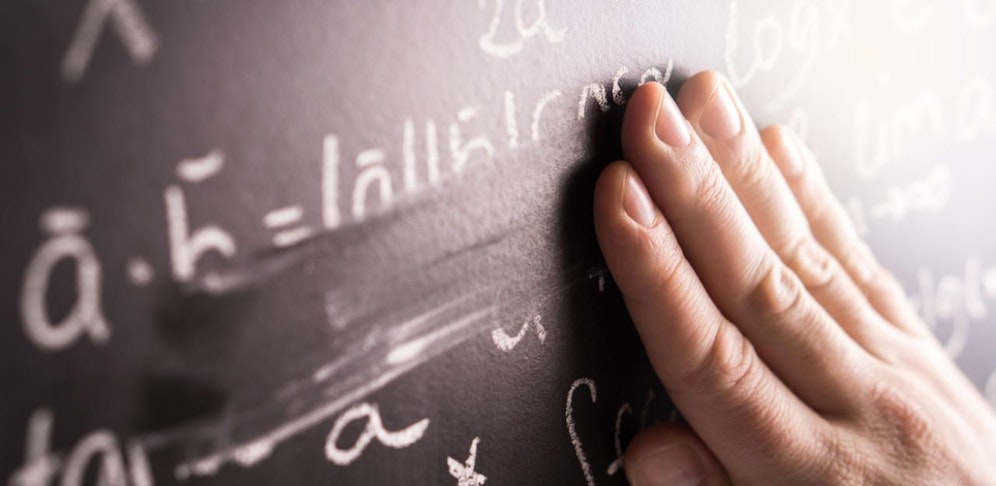 Ein Lehrer soll versucht haben, einen seiner Schüler sexuell belästigt haben.