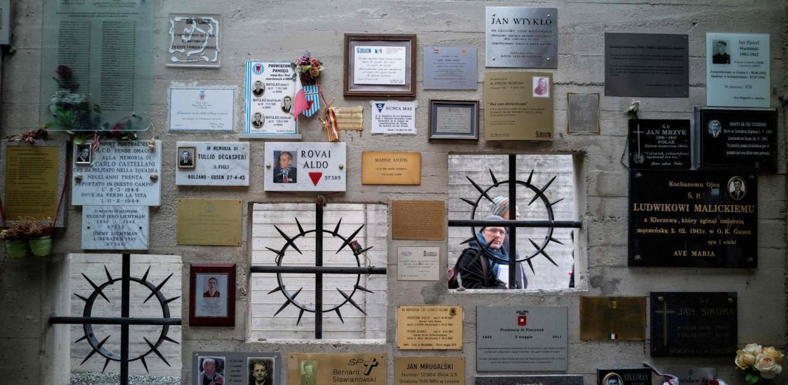 Gedenkstätten werden in Österreich immer wieder Zielscheibe von Schändungen. Im Bild eine Gedenktafel in Mauthausen. 