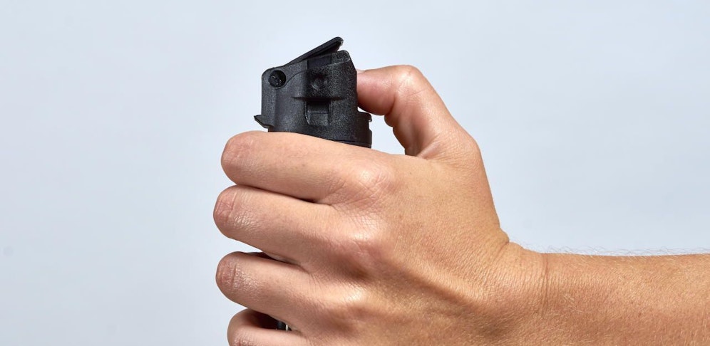 Als der Dealer von den Soldaten erwischt wird, greift der zum Pfefferspray um die Männer außer Gefecht zu setzen.                                