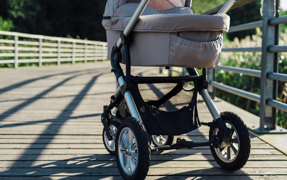 Das Auto erfasste den Kinderwagen